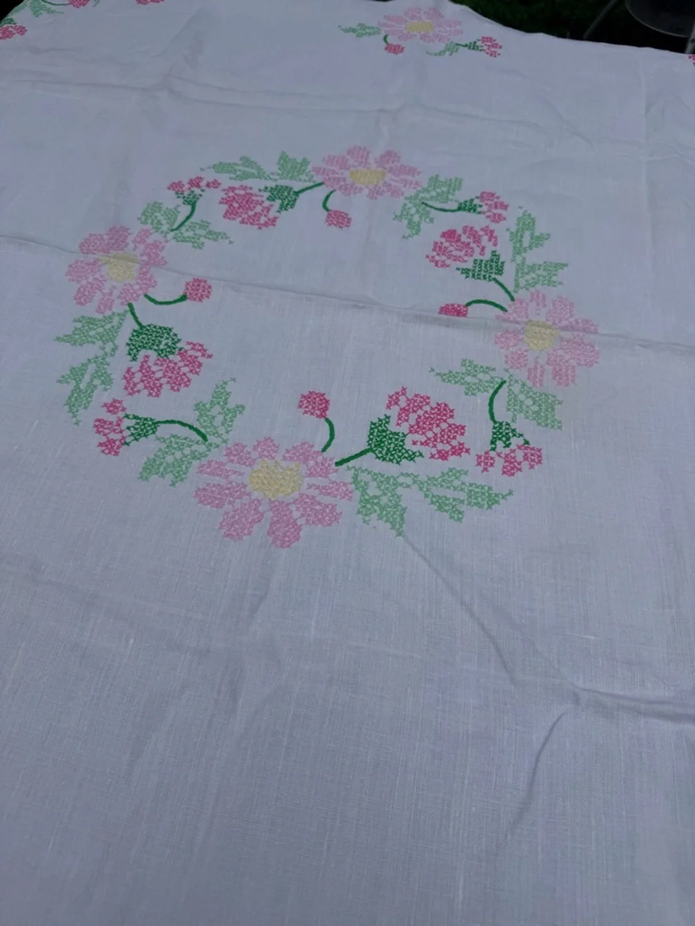 Heirloom Style Hand‎ Embroidered Floral Tablecloth Vintage Cottagecore Scalloped